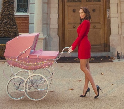 H Τamara Ecclestone θηλάζει on camera