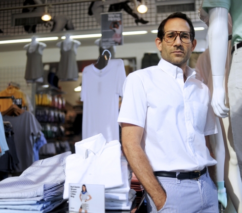 Η American Apparel απέλυσε τον Dov Charney και προσλαμβάνει μία γυναίκα ως CEO