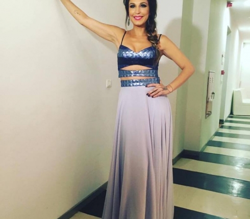 YFSF : Η Κατερίνα Παπουτσάκη με Grecian Chic look στο 10 live 