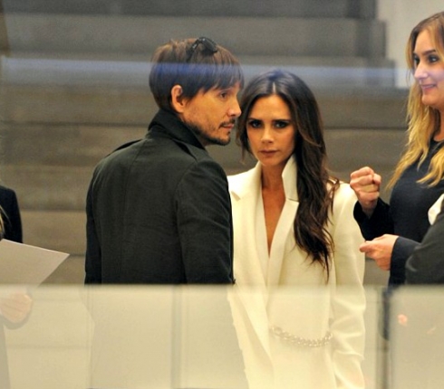 Το σπάνιο χαμόγελο της Victoria Beckham και το Αll Τime Classic λευκό παλτό της