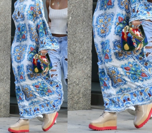 Hot or Not : Ποια διάσημη συνδύασε maxi κιμονό με flatforms;