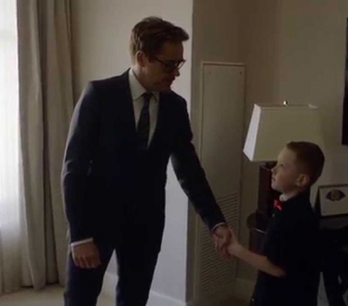 Είναι σούπερ ήρωας! Ο Robert Downey Jr. έδωσε το βιονικό χέρι του Iron Man σε παιδάκι