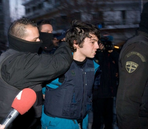 Λύση στο θέμα Ρωμανού! Με «βραχιολάκι» θα παρακολουθεί τα μαθήματα