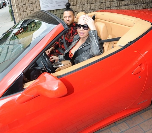 Συμβαίνει και στις διάσημες: Η Amber Rose δεν μπορεί να αλλάξει λάστιχο