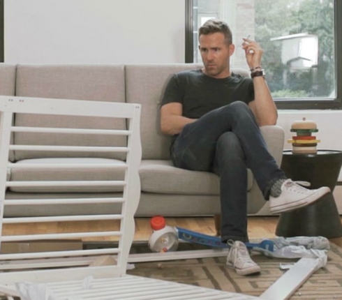 Challenge accepted! Ο Ryan Reynolds μπορεί να μοντάρει μια κούνια του ΙΚΕΑ; 