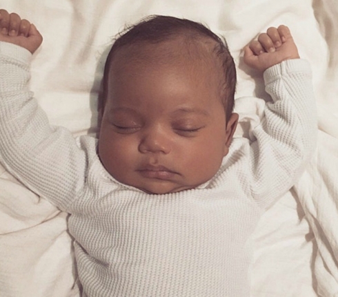 Saint West : Γλύκας! Η πρώτη φωτογραφία του Saint West στα social media