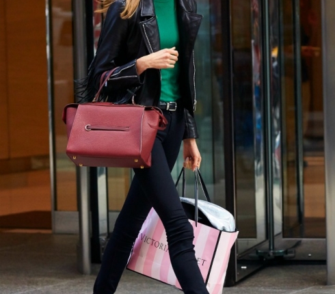 Street style : H Sanne Vloet συνδυάζει όλα τα ζεστά χρώματα του χειμώνα σε ένα και μόνο look