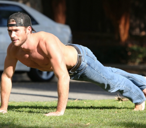 Scott Eastwood: Τον έχεις δει να γυμνάζεται; Δεν ξέρεις τι χάνεις