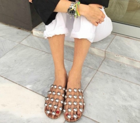 Έχεις φορέσει ποτέ Slides; Όλες οι celebrities έχουν πάθει εμμονή!