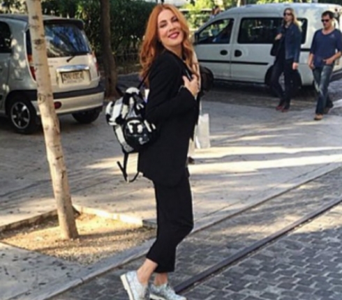 Street style : Δοκίμασε σε μια πρωινή σου βόλτα το ανδρόγυνο look της Σμαράγδας Καρύδη