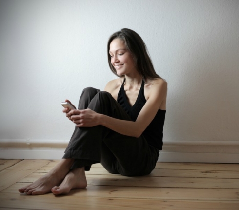 Καλημέρα μωρό μου... 15 SMS για να της στείλεις και να της φτιάξεις τη μέρα (Και η ελληνική version των μηνυμάτων...)