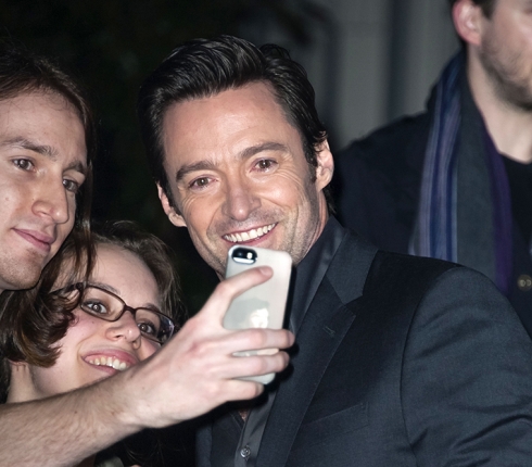 Hugh Jackman: Βγάζει selfies με τους φαν του