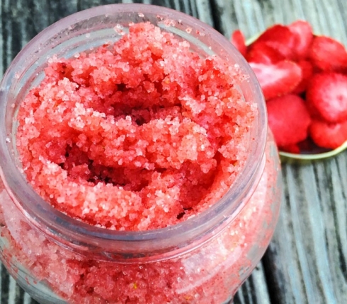 Το πιο καλοκαιρινό Body scrub γίνεται με φράουλες!