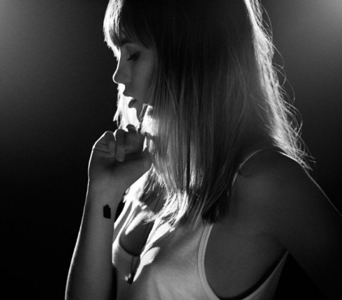 Tίποτα πιο sexy; H Suki Waterhouse κάνει twerking πάνω σε μια Toblerone! (video)