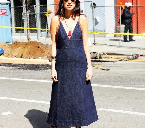 Street style : Η fashion blogger Leandra Medine σου προτείνει τον ιδανικό τρόπο να συνδυάσεις το τζιν φόρεμα