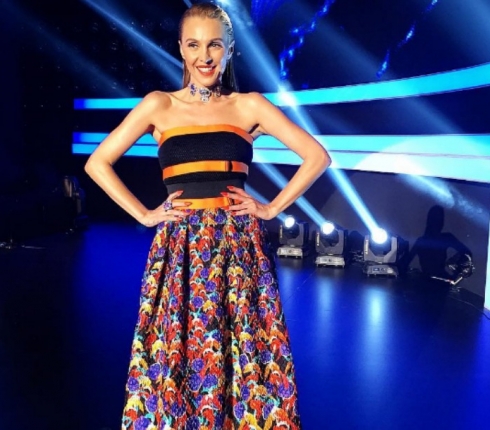 Xfactor: H Τάμτα στον ημιτελικό επιλέγει εμπριμέ maxi φόρεμα (εσύ;)