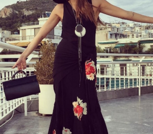 Street style : H Τάμτα προτείνει floral φόρεμα για τον Ιούνιο