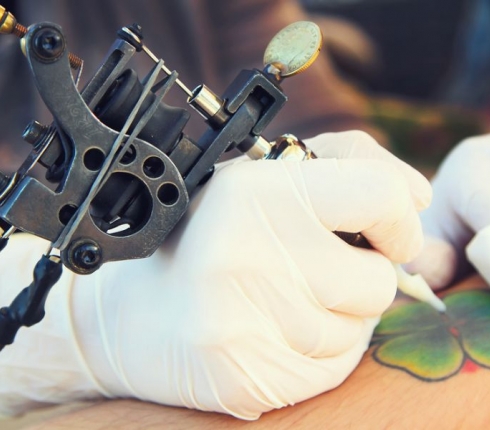 Τattoo roulette: Εσύ τολμάς να επιλέξεις στην τύχη τι tattoo θα κάνεις;
