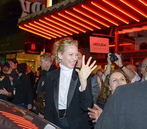 Suit Up! Η Uma Thurman είναι εντυπωσιακή και με... κουστούμι!