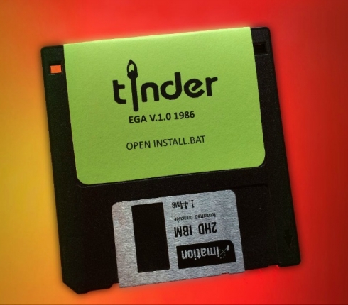 Tinder: Πως θα ήταν η πλατφόρμα του διαδικτυακού φλερτ στα 80s;