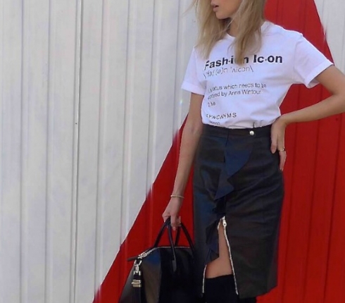 H απόλυτη 90s τάση: Συνδύασε το t-shirt σου με choker