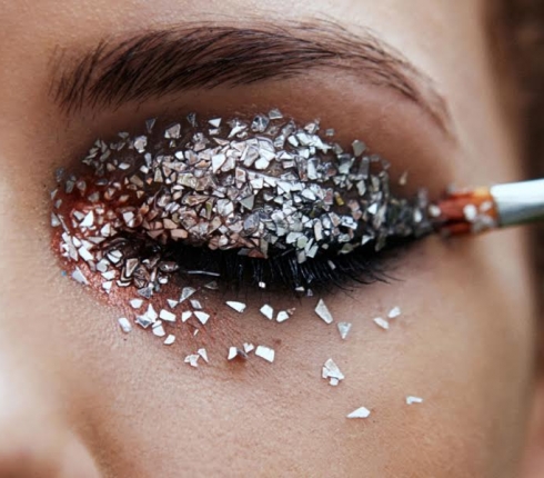 Put some sparkle on! Κάνε το πιο λαμπερό Smokey eye!