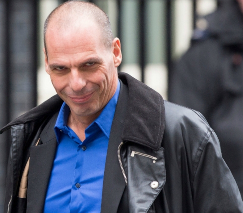 Ο Γιάνης Βαρουφάκης έγινε λαμπάδα