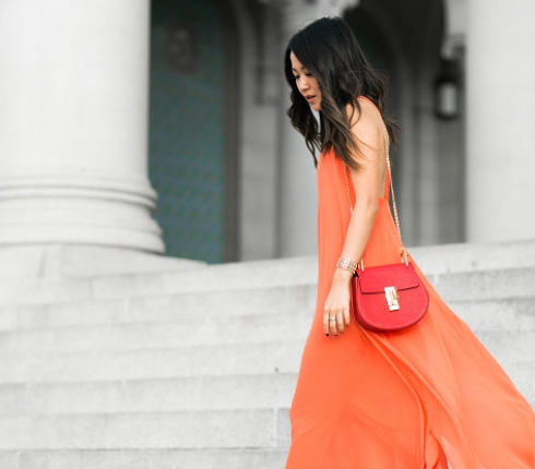 Street style: H Wendy Nguyen συνδυάζει πορτοκαλί με κόκκινο σε ένα chic σύνολο 
