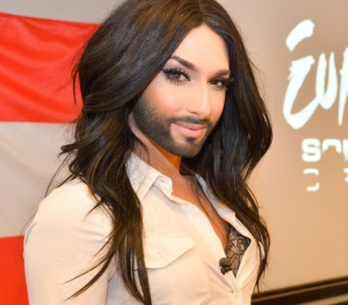 Η Conchita με νυφικό! (video)