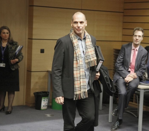Γιάνης Βαρουφάκης: Τι απαντά για το Burberry κασκόλ