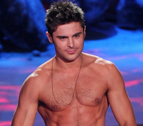 Στον Zac Efron δεν αρέσουν οι μπλούζες