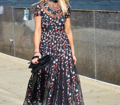 Zanna Roberts : H διάσημη fashion editor πρωτοτυπεί με το floral φόρεμα και τα λευκά sneakers