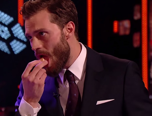 Κι όμως, ο Jamie Dornan τρώει τους κοιλιακούς του Κι όμως, ο Jamie Dornan τρώει τους κοιλιακούς του