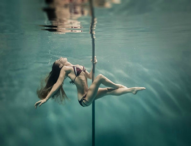 Κι όμως γίνεται: Pole dancing κάτω από τη θάλασσα! Κι όμως γίνεται: Pole dancing κάτω από τη θάλασσα!