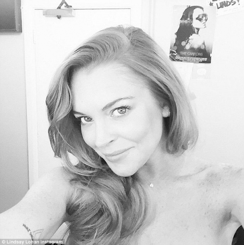 Lindsay Lohan: Βγάζει τα ρούχα της και ποζάρει αλά Marilyn Monroe!