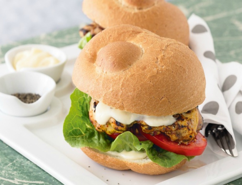 Εναλλακτικό burger σε παξιμάδι με κοτόπουλο Εναλλακτικό burger σε παξιμάδι με κοτόπουλο