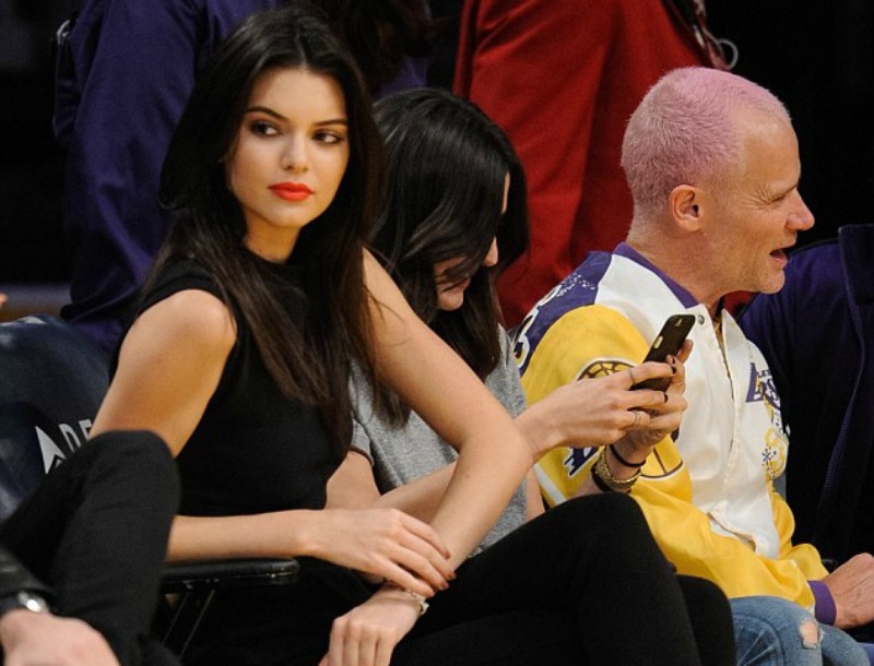 Kendall Jenner είναι ντύσιμο αυτό για γήπεδο; Kendall Jenner είναι ντύσιμο αυτό για γήπεδο;