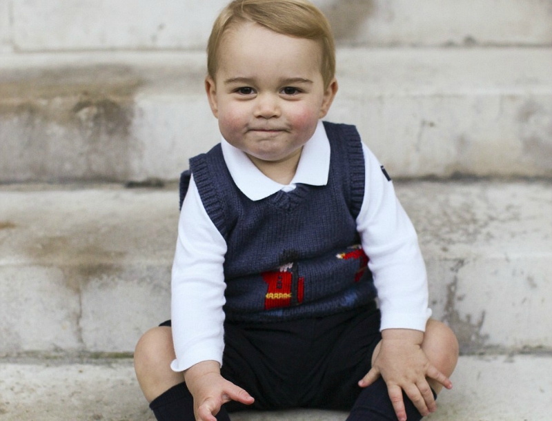 O μικρός prince George είναι απλά αξιολάτρευτος στο νέο Χριστουγεννιάτικο πορτραίτο του! O μικρός prince George είναι απλά αξιολάτρευτος στο νέο Χριστουγεννιάτικο πορτραίτο του!