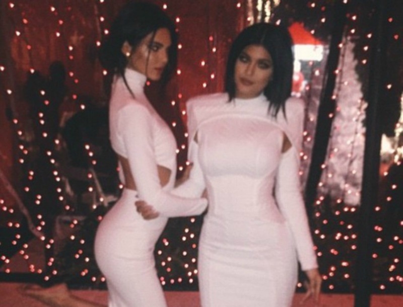 Kendall και Kylie Jenner: Ποια αντέγραψε το φόρεμα της άλλης; Kendall και Kylie Jenner: Ποια αντέγραψε το φόρεμα της άλλης;