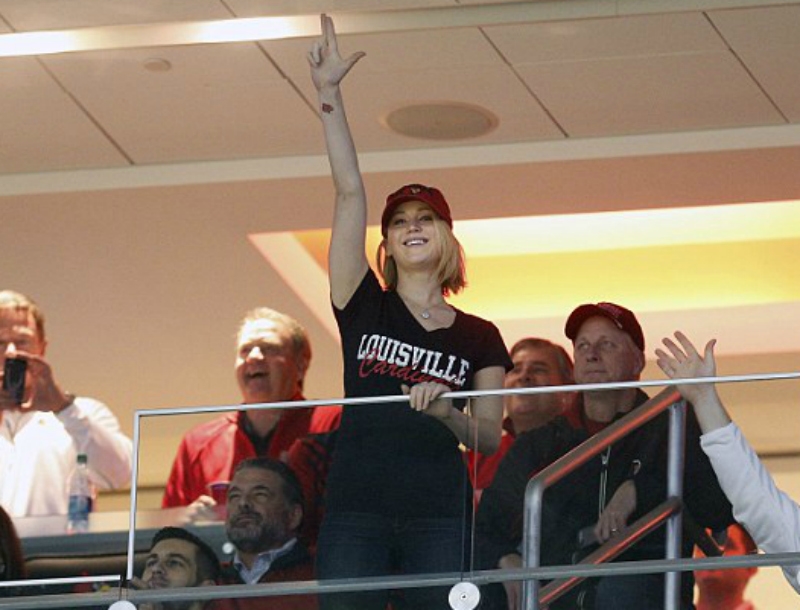 Φανατική οπαδός του μπάσκετ η Jennifer Lawrence! "Έβαλε τρίποντο" με την εμφάνισή της Φανατική οπαδός του μπάσκετ η Jennifer Lawrence! "Έβαλε τρίποντο" με την εμφάνισή της