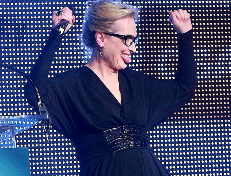 Ο απίστευτος χορός της Meryl Streep επί σκηνής! Ο απίστευτος χορός της Meryl Streep επί σκηνής!