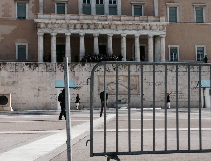 Το Σύνταγμα αλλάζει! Έβγαλαν τα κάγκελα έξω από την Βουλή Το Σύνταγμα αλλάζει! Έβγαλαν τα κάγκελα έξω από την Βουλή