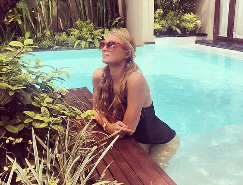 Η Paris Hilton... χαλαρώνει στην πισίνα στο εξωτικό Μπαλί Η Paris Hilton... χαλαρώνει στην πισίνα στο εξωτικό Μπαλί