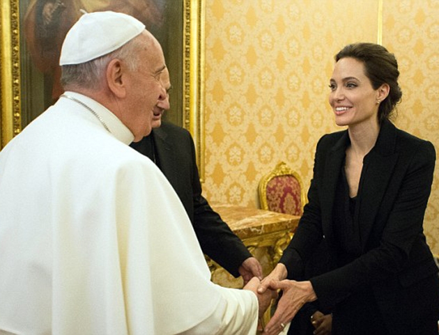 Τι δουλειά έχει με τον Πάπα η Angelina Jolie; Τι δουλειά έχει με τον Πάπα η Angelina Jolie;