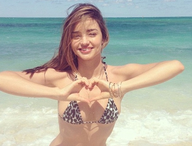 Η Miranda Kerr και οι κολλητές της πέταξαν τα μπικίνι για μία ομαδική φωτογραφία Η Miranda Kerr και οι κολλητές της πέταξαν τα μπικίνι για μία ομαδική φωτογραφία
