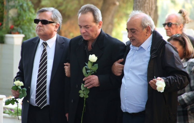 Το στερνό αντίο στην κηδεία της Αλεξίας Αλεξιάδου Το στερνό αντίο στην κηδεία της Αλεξίας Αλεξιάδου