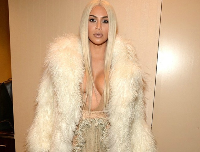 Κim Kardashian: Αποκάλυψε το κόλπο για το στητό μπούστο της! Κim Kardashian: Αποκάλυψε το κόλπο για το στητό μπούστο της!
