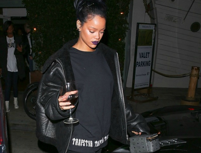 Rihanna: Πού πας Riri με το κρασί στο χέρι; Rihanna: Πού πας Riri με το κρασί στο χέρι;