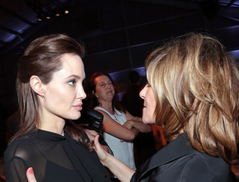 Άβολο! Η Angelina Jolie συναντήθηκε με την αντιπρόεδρο της Sony… Άβολο! Η Angelina Jolie συναντήθηκε με την αντιπρόεδρο της Sony…
