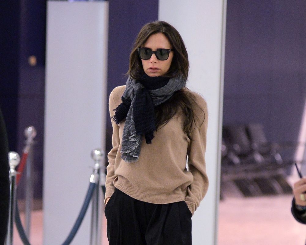 Victoria Beckham: Στυλάτη και στο αεροδρόμιο